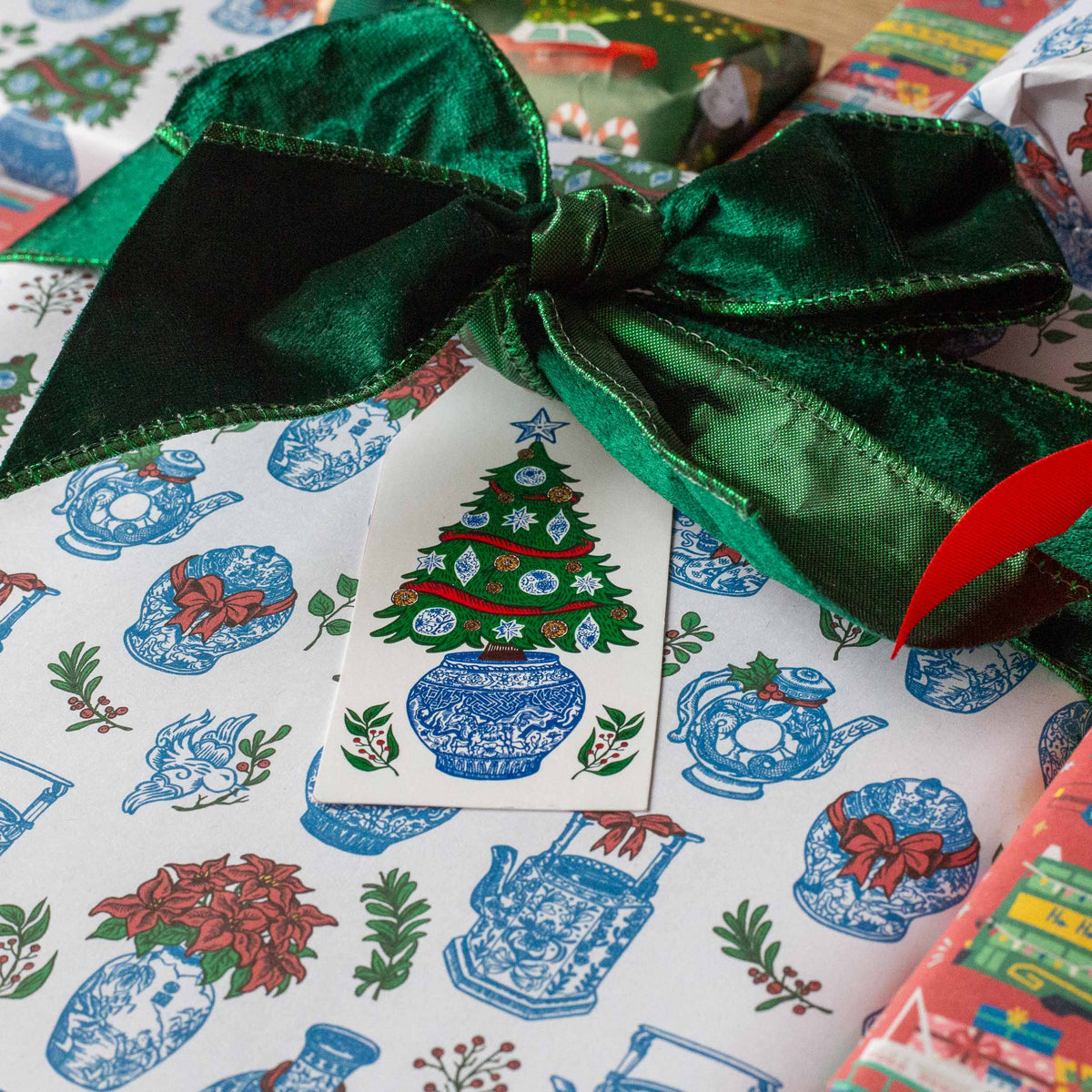 CHRISTMAS CHARITY GIFT WRAP AND TAGS: Festive Chinoiserie (10 sheets + 20 tags)