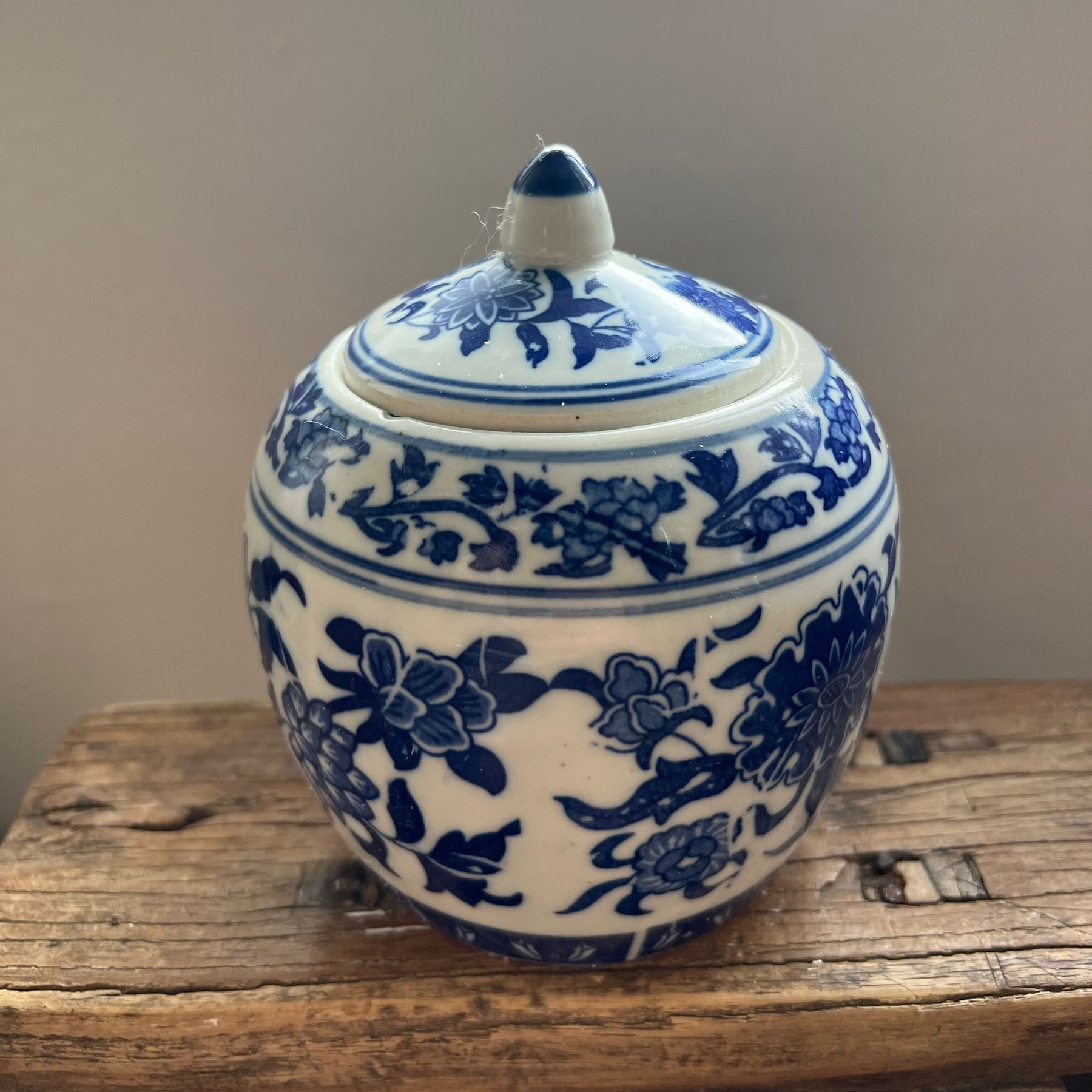 CANDLE: Floral Blue and White Teabox-Mui Wo scent (pointy lid)